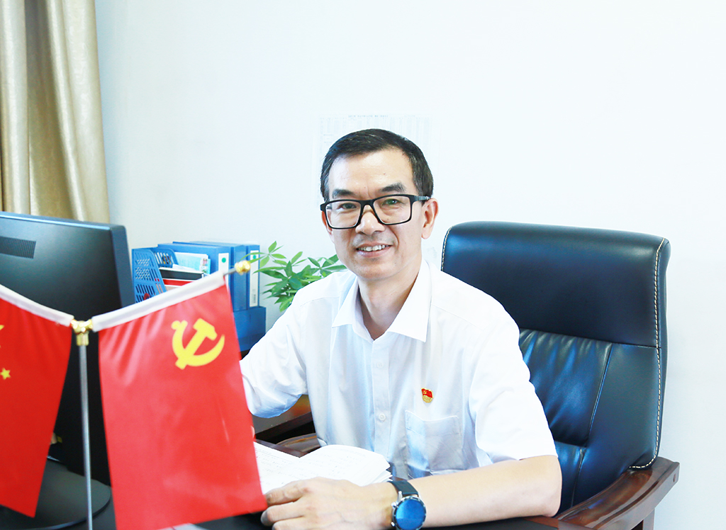 阳  检  党委委员、工会主席